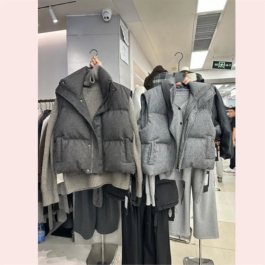 Gilet trapuntato grigio senza maniche con collo alto e tasche