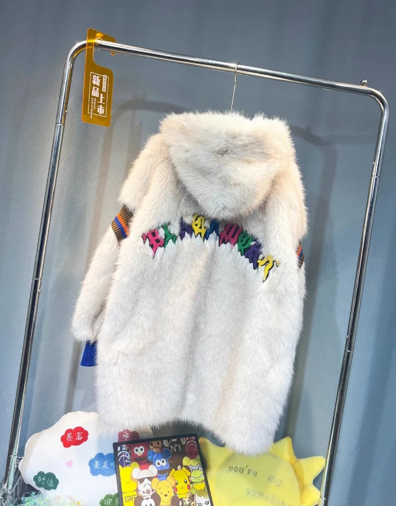 Beige kåpe med hette i imitert pels og blå frontlomme