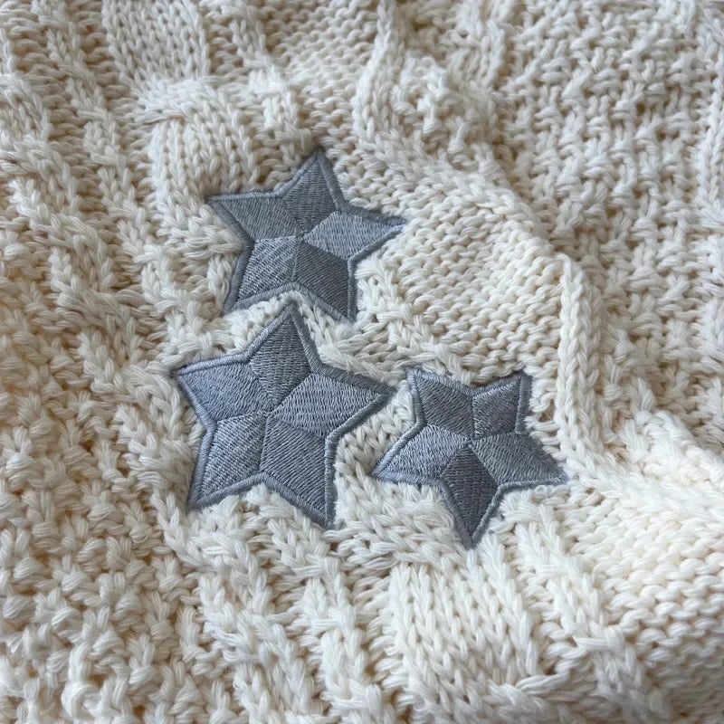 Cardigan tricoté crème rayé noir avec étoiles brodées
