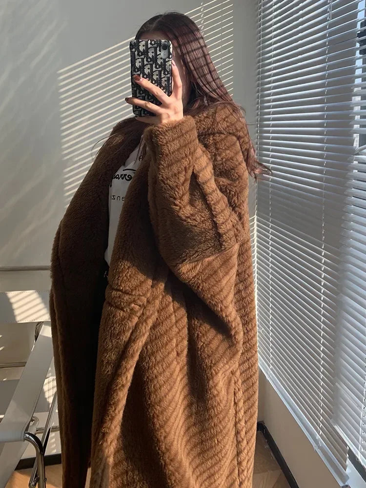 Cappotto lungo con cappuccio in morbido tessuto effetto peluche marrone