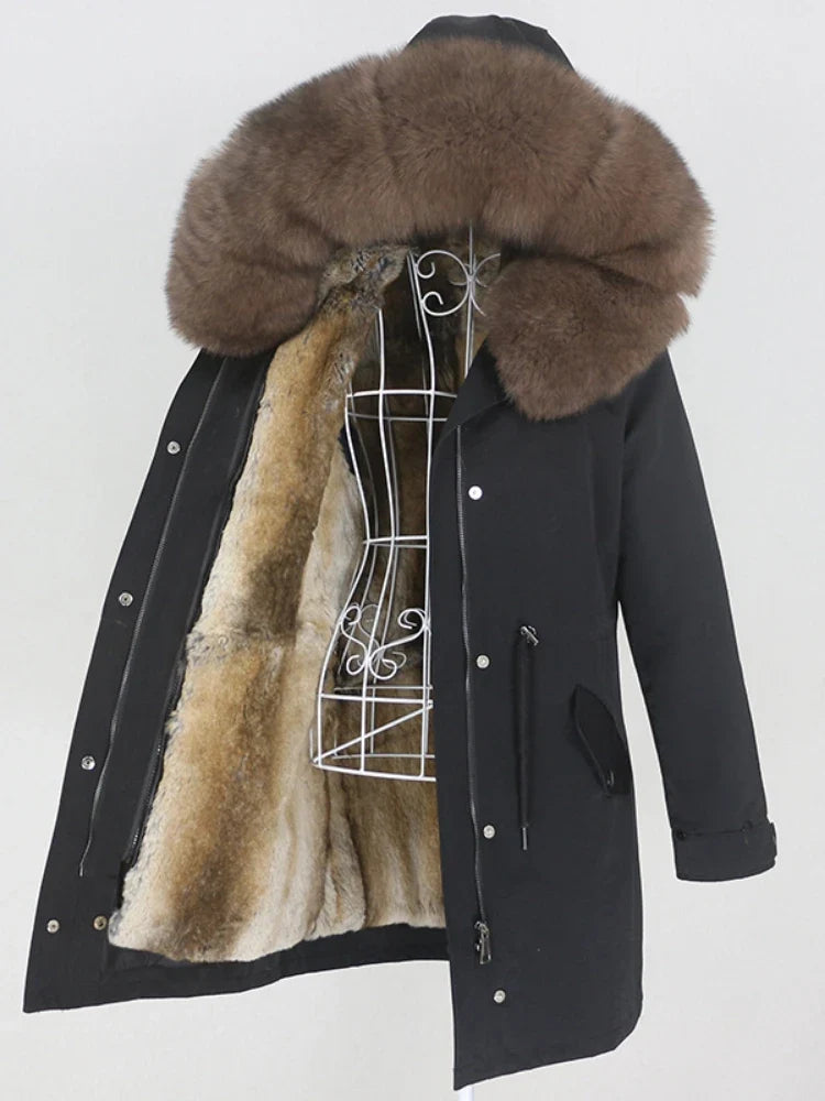 Lang parka med varmt fôr i et mykt materiale og hette med kant i syntetisk pels