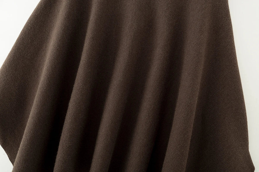 Elegant, varm poncho til damer i sort eller brun, løs pasform til udendørs brug