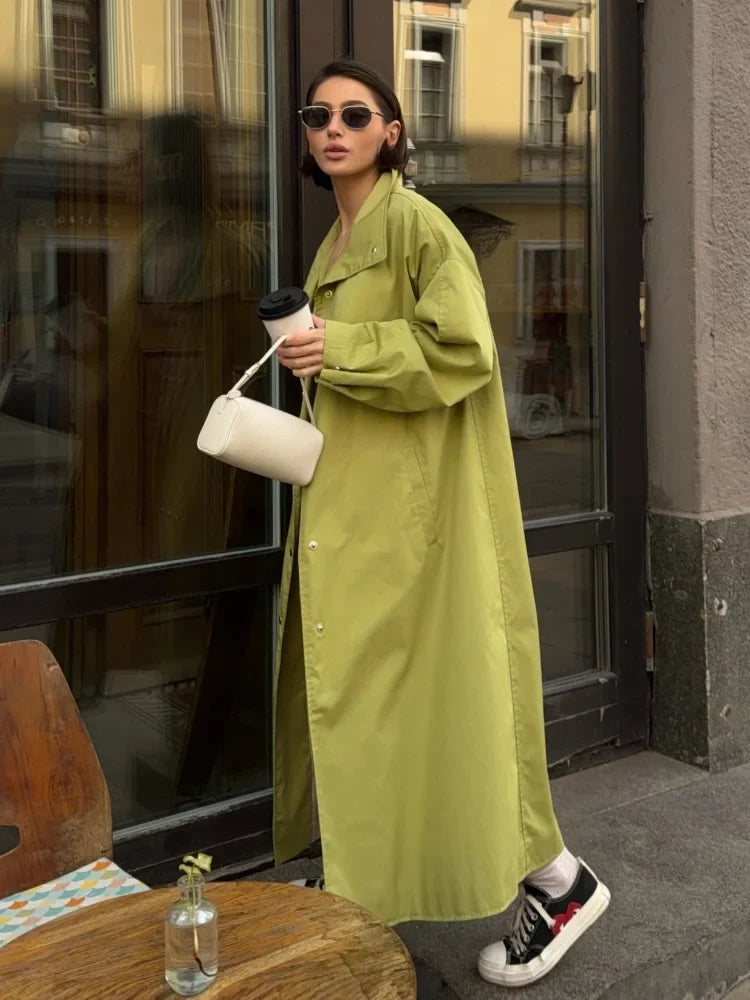 Trench-coat lungo da donna dalla vestibilità ampia ed elegante, con collo alto e maniche a sbuffo