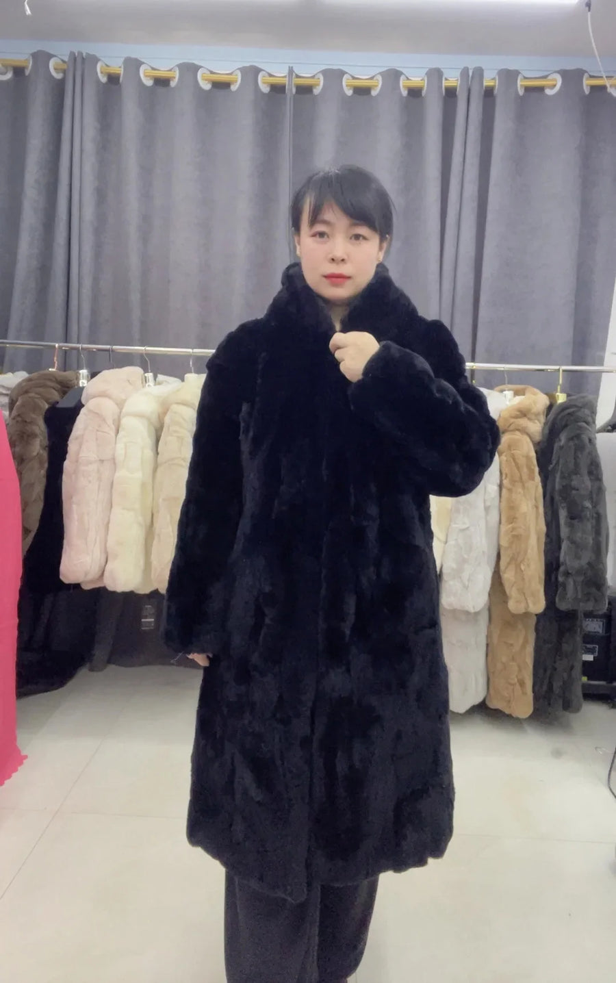 Cappotto lungo da donna con cappuccio in tessuto morbido e caldo, colori assortiti