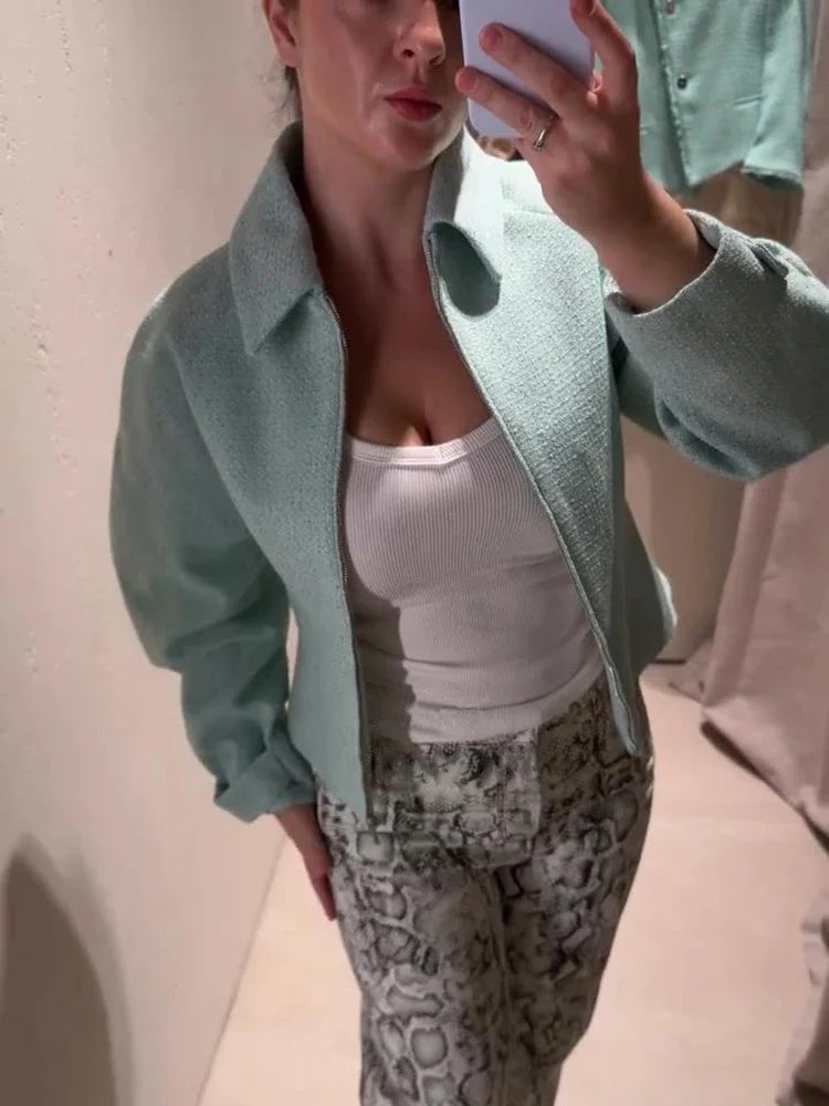 Women's short straight-cut mint jacket with shirt collar and zip closure
