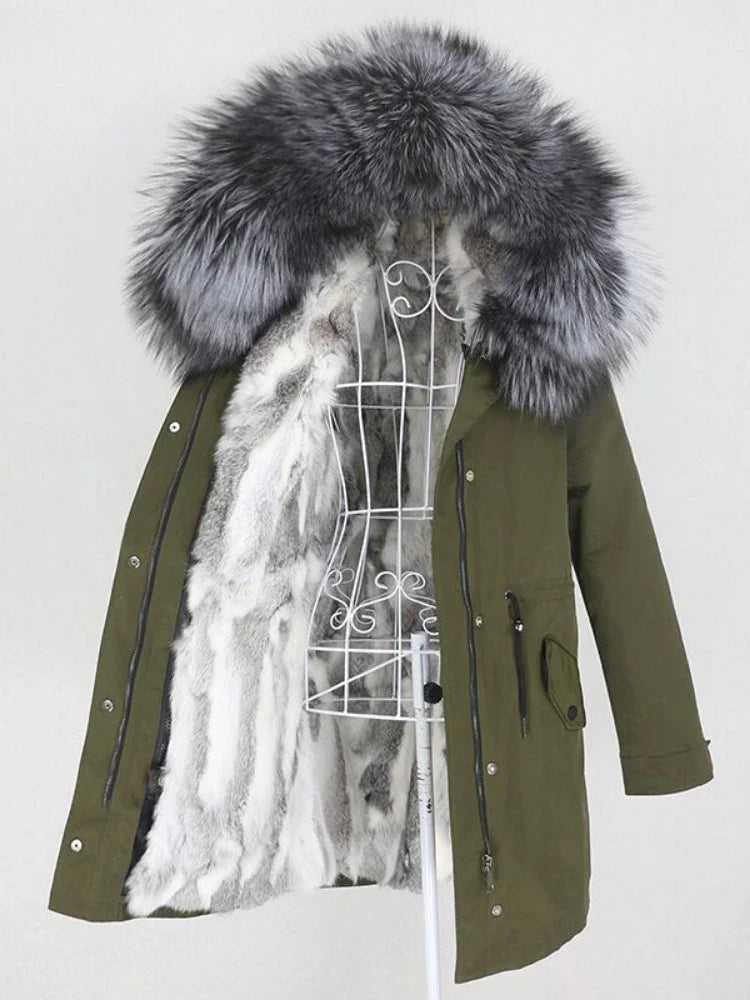 Lang parka med varmt fôr i et mykt materiale og hette med kant i syntetisk pels