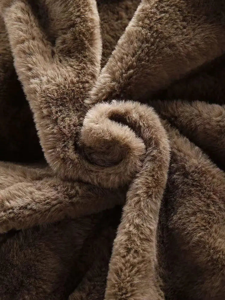 Veste bomber en fausse fourrure marron avec capuche et doublure camouflage