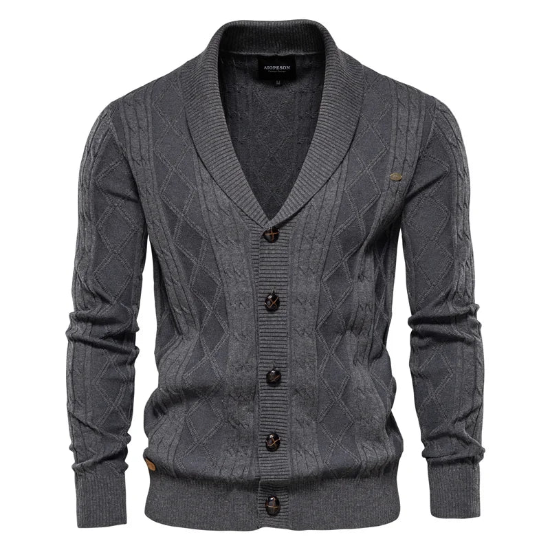Chaleco de punto trenzado gris oscuro para hombre con cuello chal y botones