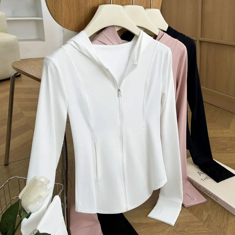 Taillierte Damenjacke mit Kapuze, Reißverschluss und Daumenlöchern, blassrosa