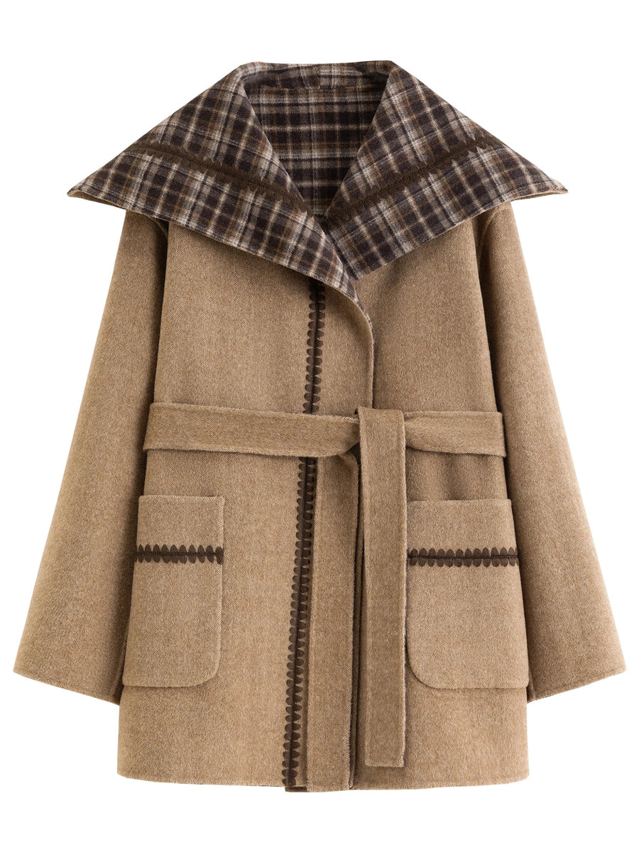 Cappotto ampio da donna a quadri con collo con cappuccio e cintura decorativa