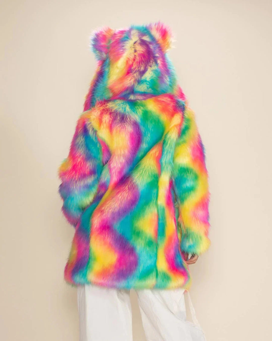 Fargerik regnbuefarget kåpe i fuskepels med hette, livlig tie-dye-mønster og bjørneører