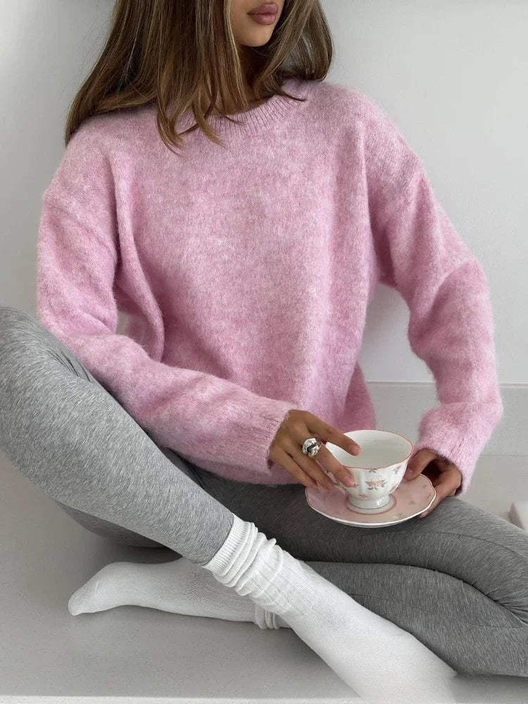 Myk og behagelig dametrøye i rosa strikk med rund hals og lange ermer