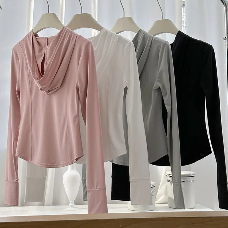 Taillierte Damenjacke mit Kapuze, Reißverschluss und Daumenlöchern, blassrosa