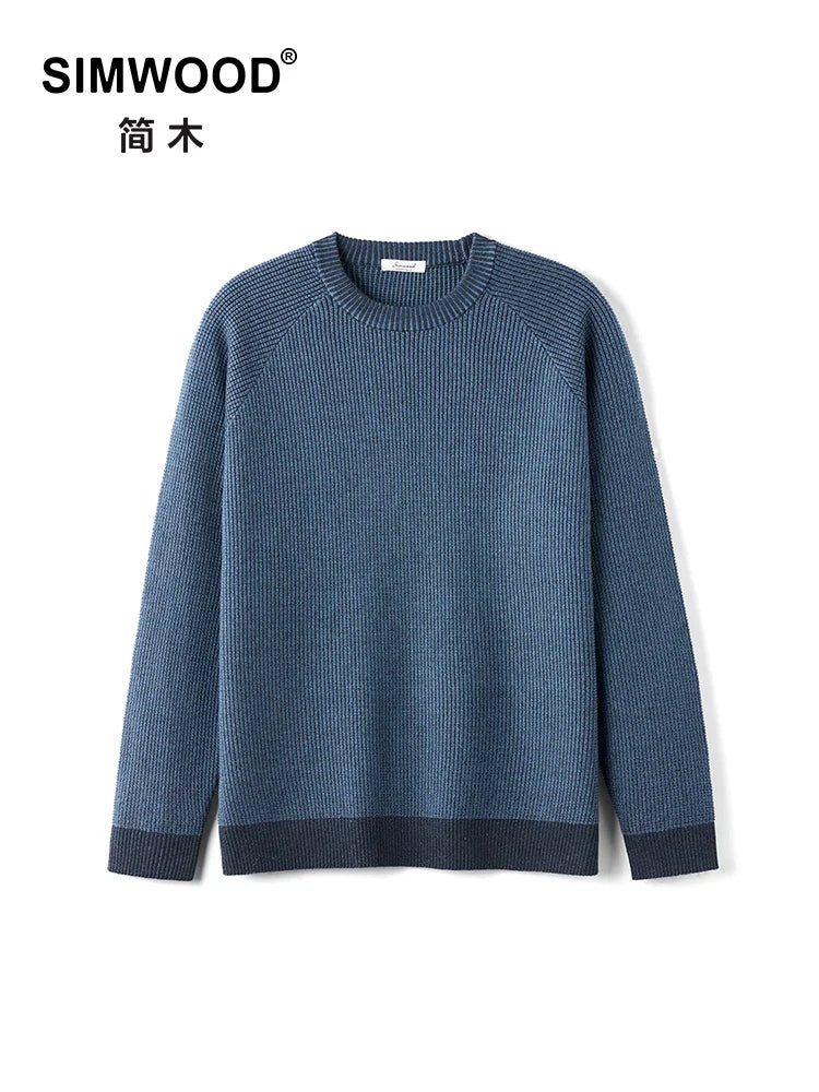 Ribstrikket herresweater med rund hals, raglanærmer og vasket blå farve
