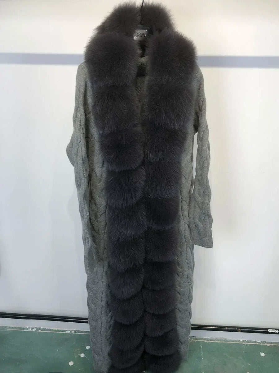 Lange Damen-Strickweste mit Zopfmuster und Felloptik-Besätzen