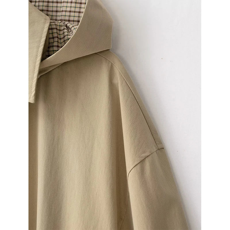 Kurzer beiger Damenblouson mit karierter Fütterung, Kapuze und Kordelzug