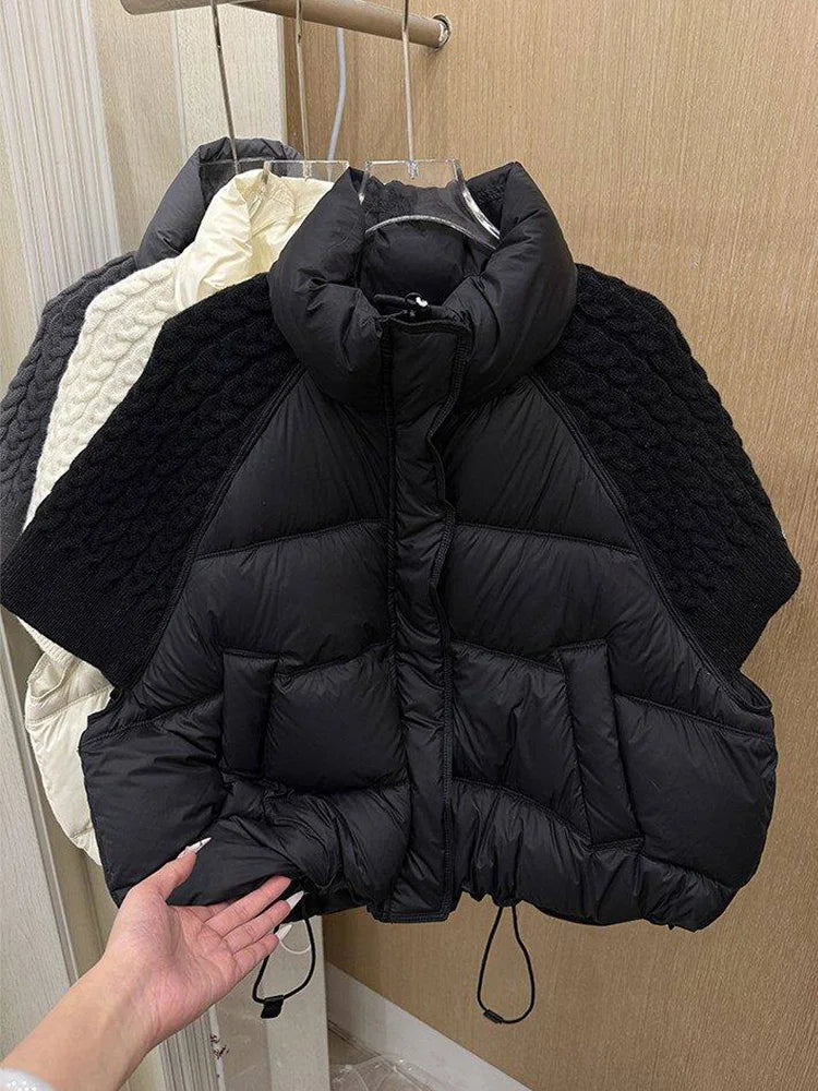 Kurze Damen-Daunenjacke mit gestrickten Ärmeln und Stehkragen