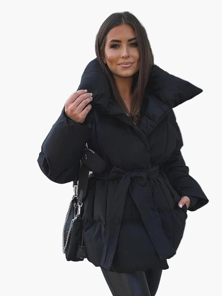 Vinterjakke for dame i elegant urban stil med belte og bred krage