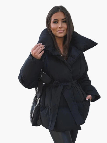 Vinterjakke for dame i elegant urban stil med belte og bred krage