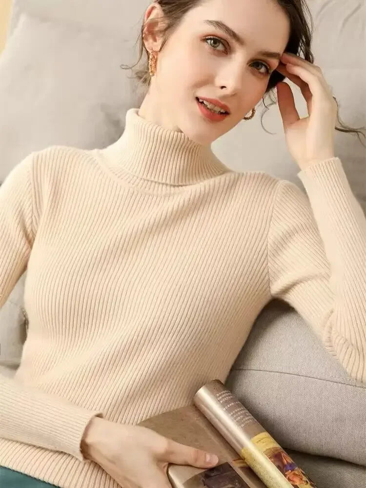Figurbetonter Damen-Rollkragenpullover aus Rippstrick mit langen Ärmeln