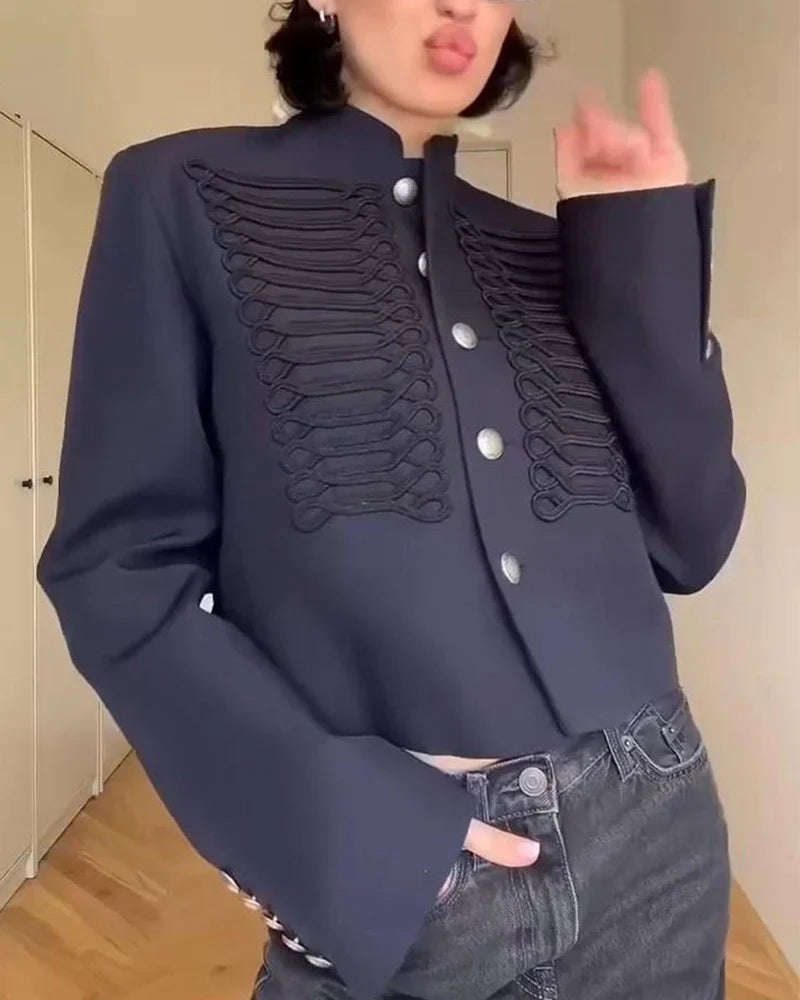 Giacca corta militare nera da donna con collo rialzato e bottoni decorativi