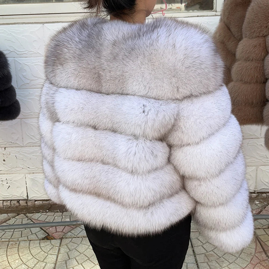 Chaqueta corta de mujer de piel sintética con bandas horizontales, cuello redondo, gris claro