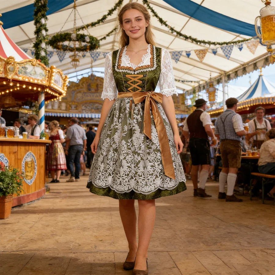 Traditionel dirndl-kjole til kvinder i olivengrøn og cremefarvet blonde med brunt forklæde