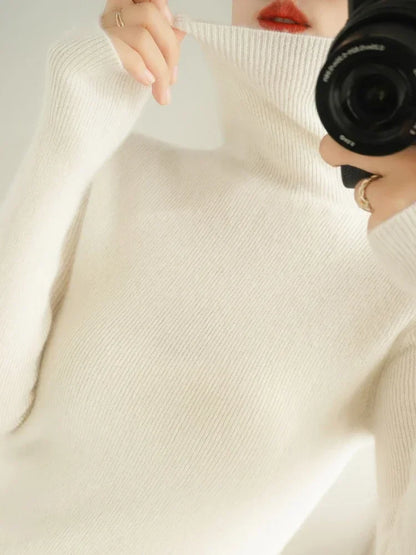 Elegancki damski sweter z golfem w szykownym stylu na jesień i zimę