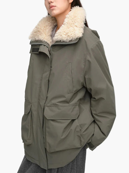 Cappotto invernale donna stile casual con collo foderato e tasche ampie