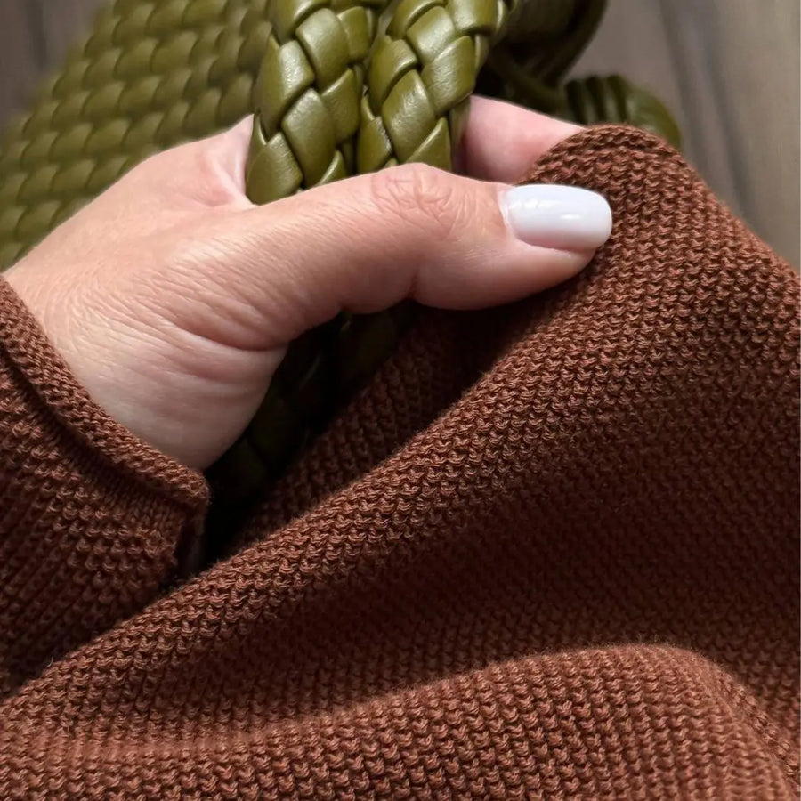 Damski sweter z lekkiej dzianiny, okrągłym dekoltem i długimi rękawami, w swobodnym stylu