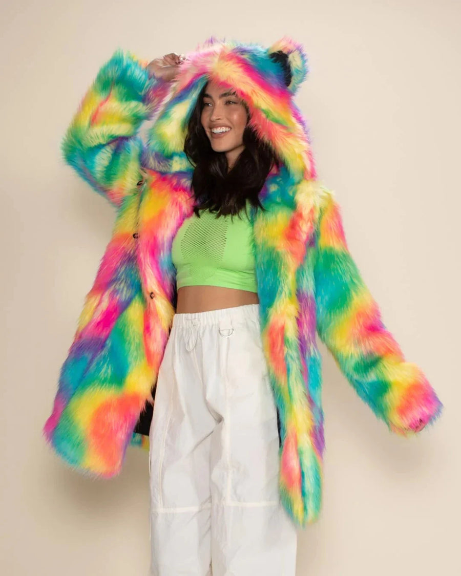 Fargerik regnbuefarget kåpe i fuskepels med hette, livlig tie-dye-mønster og bjørneører