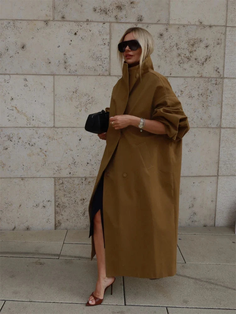 Elegante lange damestrenchcoat met opstaande kraag en ruime pasvorm