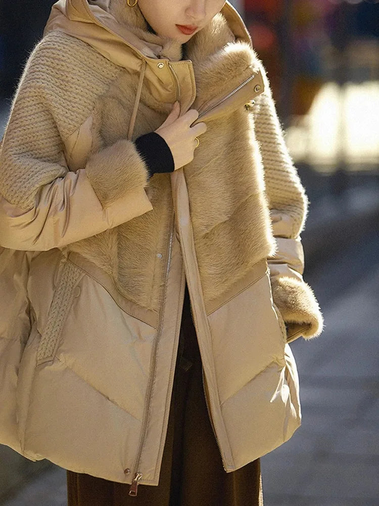 Doudoune matelassée Femme avec capuche et détails en maille et fausse fourrure beige