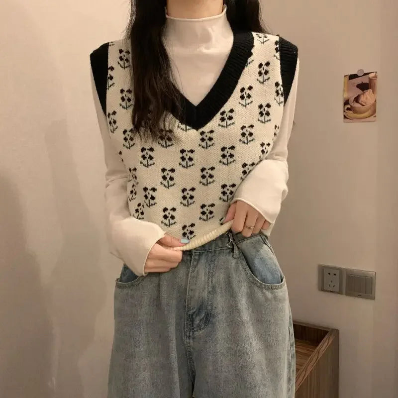 Cremefarbene ärmellose Damen-Strickweste mit V-Ausschnitt und Blumenmuster