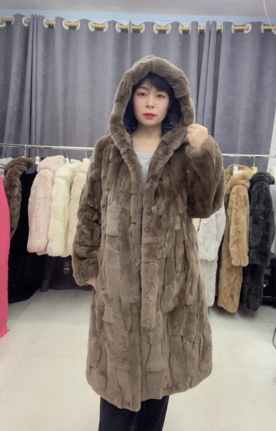 Cappotto lungo da donna con cappuccio in tessuto morbido e caldo, colori assortiti