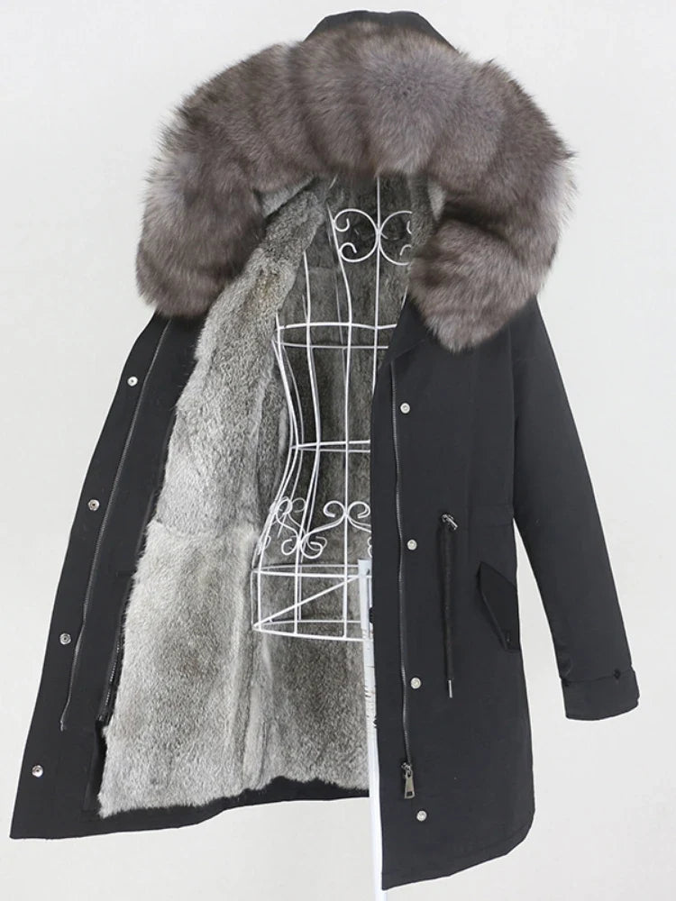 Lang parka med varmt fôr i et mykt materiale og hette med kant i syntetisk pels