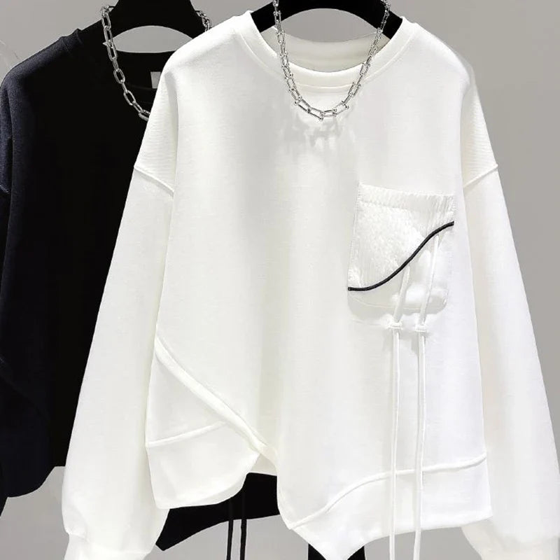 Asymmetrisk sweatshirt med rund halsringning, dekorativ ficka och snören - svart eller vit