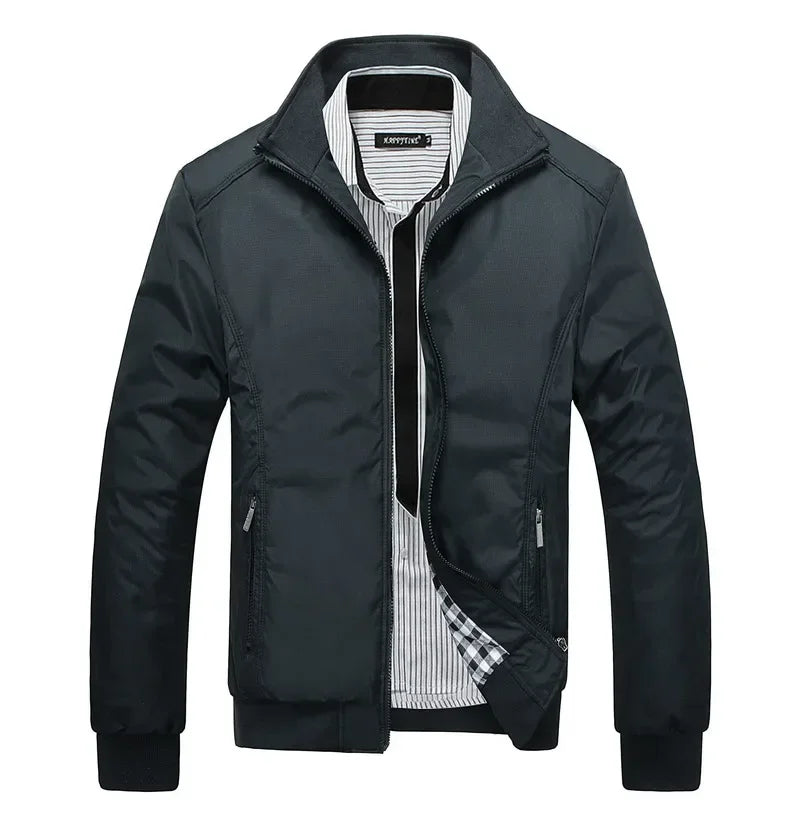 Einfarbige Herrenjacke mit Reißverschluss, Stehkragen und Seitentaschen