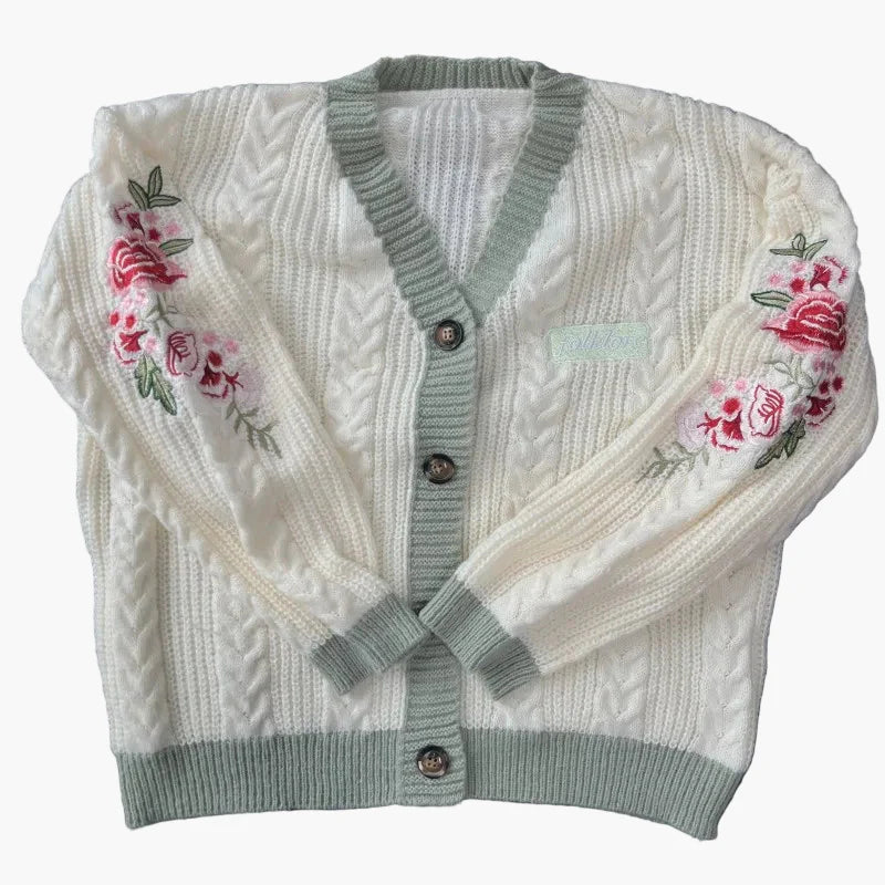 Cardigan donna oversize stile universitario con ricami floreali e bottoni – Look casual chic