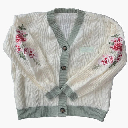 Cardigan donna oversize stile universitario con ricami floreali e bottoni – Look casual chic
