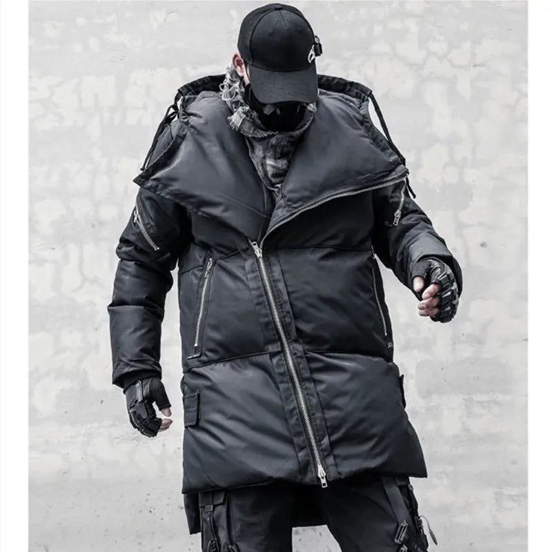 Lang svart vinterfrakk for menn med hette og flere glidelåser i techwear-stil