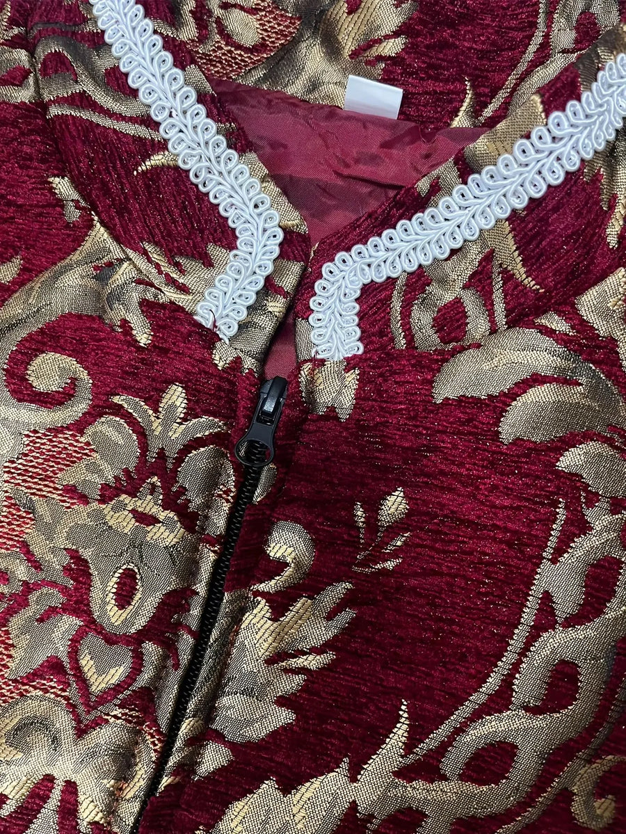 Costume storico da uomo bordeaux e oro con motivo broccato, gilet senza maniche, calzoni e basco