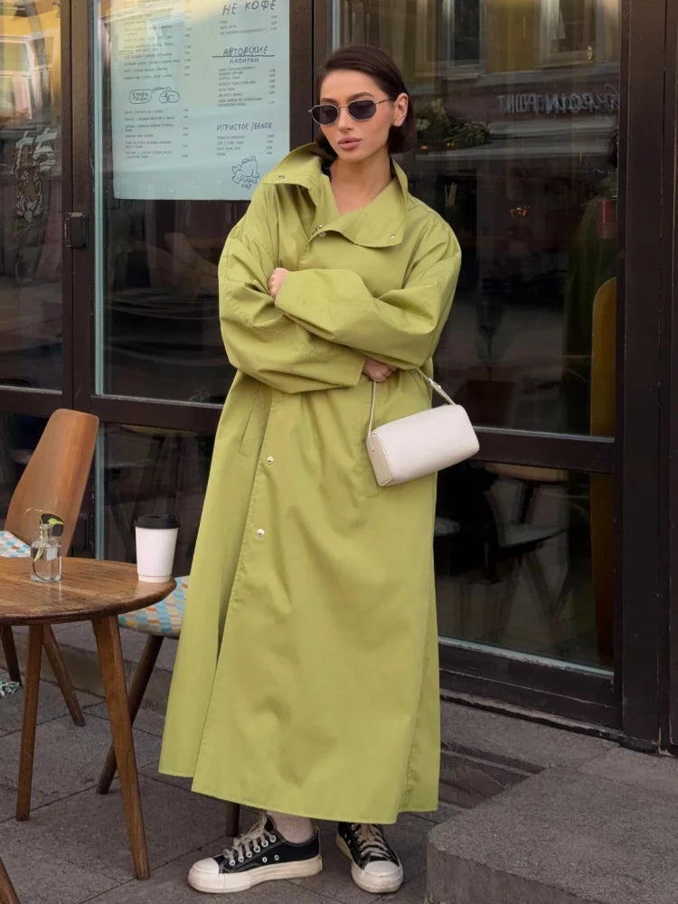Trench-coat lungo da donna dalla vestibilità ampia ed elegante, con collo alto e maniche a sbuffo