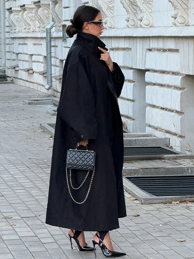 Elegante lange damestrenchcoat met opstaande kraag en ruime pasvorm