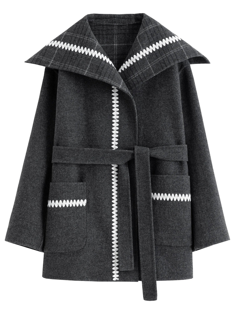 Cappotto ampio da donna a quadri con collo con cappuccio e cintura decorativa