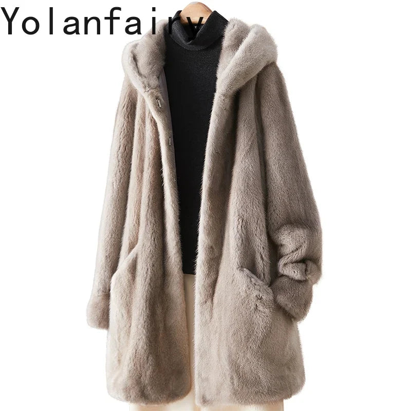 Lång beige damkappa med huva i mjuk fuskpäls