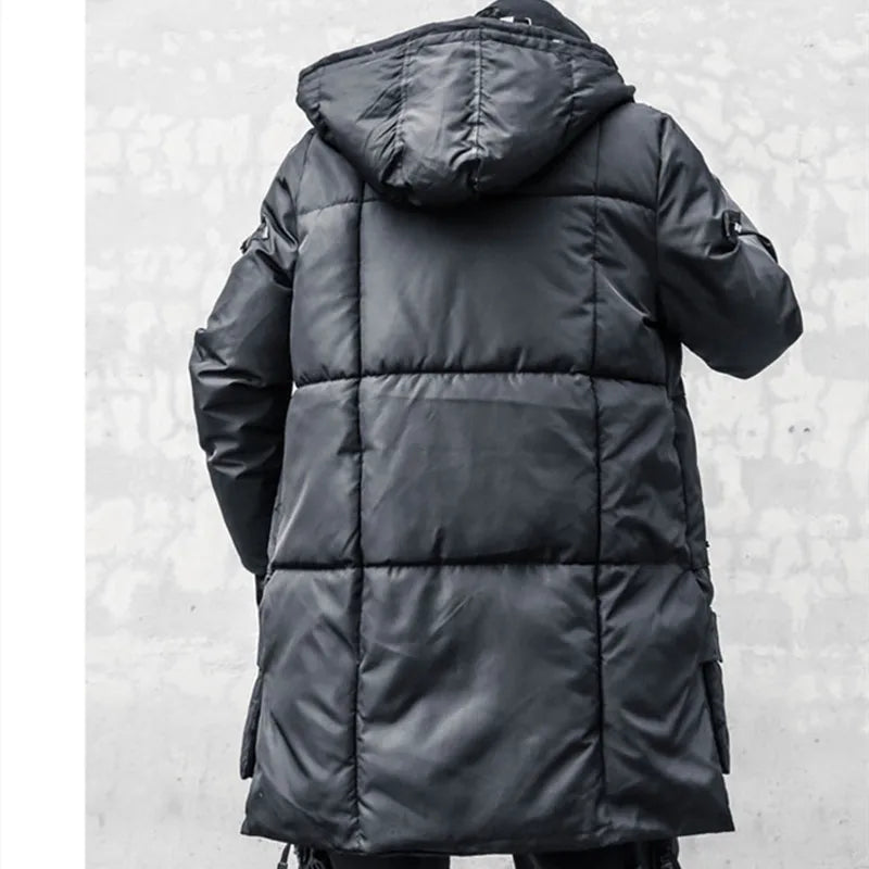 Lang svart vinterfrakk for menn med hette og flere glidelåser i techwear-stil