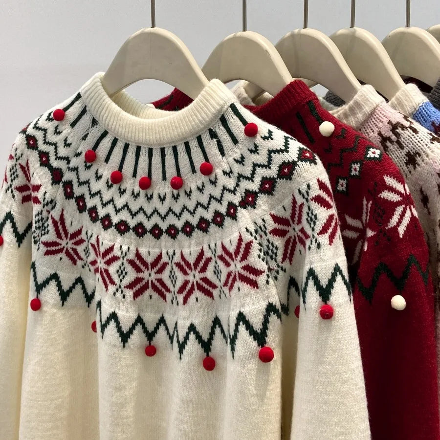 Pull en maille jacquard hivernal à motifs flocons et pompons décoratifs pour femme