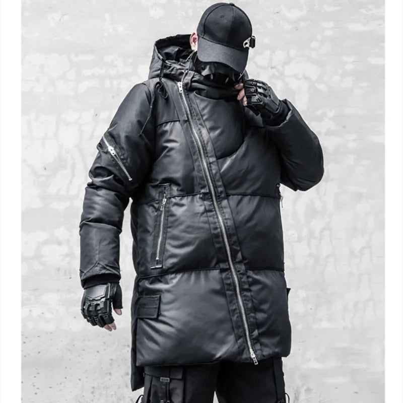 Lang svart vinterfrakk for menn med hette og flere glidelåser i techwear-stil
