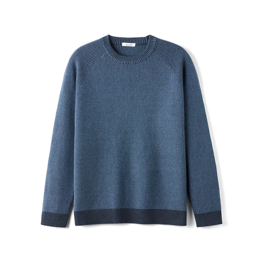 Ribstrikket herresweater med rund hals, raglanærmer og vasket blå farve